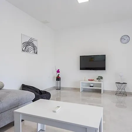 Olive Garden 3 Km From Center And 4 Km From The Appartement