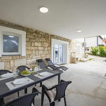 Olive Garden 3 Km From Center And 4 Km From The Póla