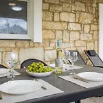 Olive Garden 3 Km From Center And 4 Km From The Apartment Pula