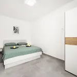 Olive Garden 3 Km From Center And 4 Km From The Apartment *