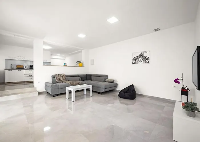 Olive Garden 3 Km From Center And 4 Km From The * Pula