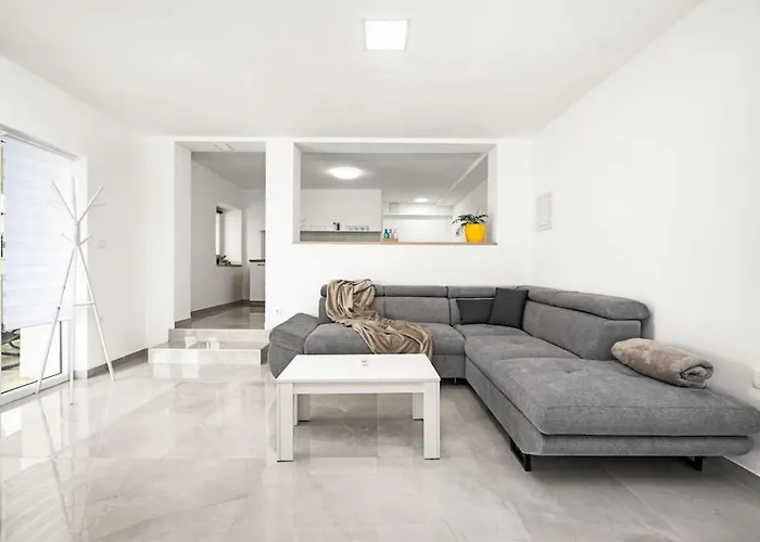 Olive Garden 3 Km From Center And 4 Km From The Apartment *