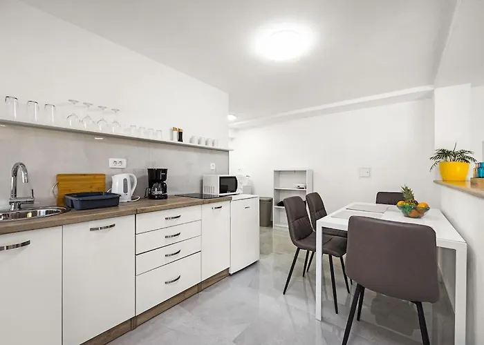 Olive Garden 3 Km From Center And 4 Km From The Apartment *