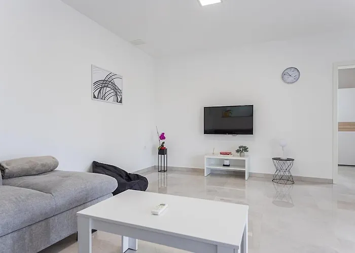 Olive Garden 3 Km From Center And 4 Km From The Apartment